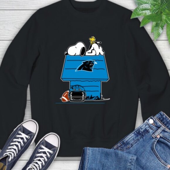 Carolina Panthers Snoopy Woodstock Peanuts NFL Football Christmas Sweatshirt 91 - Picture 1 of 5